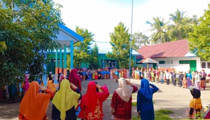 Upt SD 176 Inpres Lengkese II Gelar Upacara Dengan Pakai Baju Adat Bugis-Makassar Rayakan Hari Guru Nasional