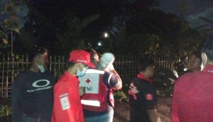 Sesak Napas Akibat Asap Pekat, PMI Berikan Oksigen dan Masker di Lokasi Kebakaran Cilegon