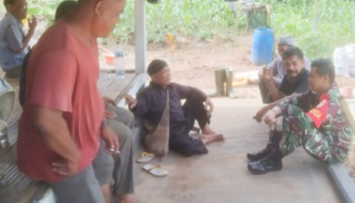 Babinsa Koramil 2304/Anyar Tingkatkan Komsos Demi Perkuat Kamtibmas di Wilayah Anyar