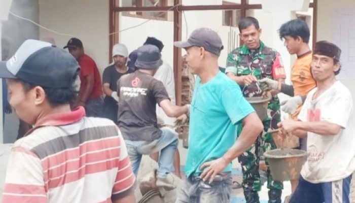 Babinsa Koramil 2306/Mancak Gelar Karya Bakti Bersama Warga di Dua Desa