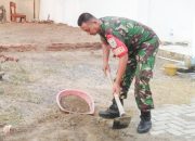 Babinsa Koramil 2305/Cinangka Gelar Dua Kegiatan Karya Bakti Pengurukan Pondasi Rumah