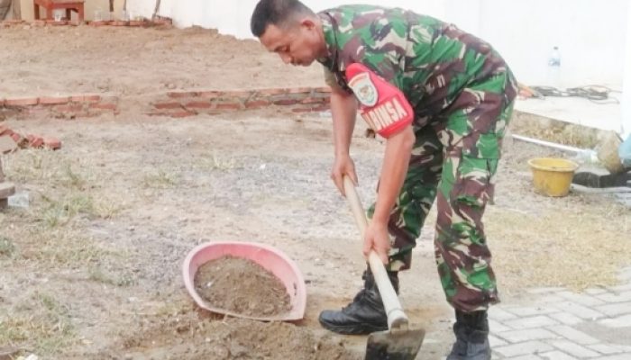 Babinsa Koramil 2305/Cinangka Gelar Dua Kegiatan Karya Bakti Pengurukan Pondasi Rumah