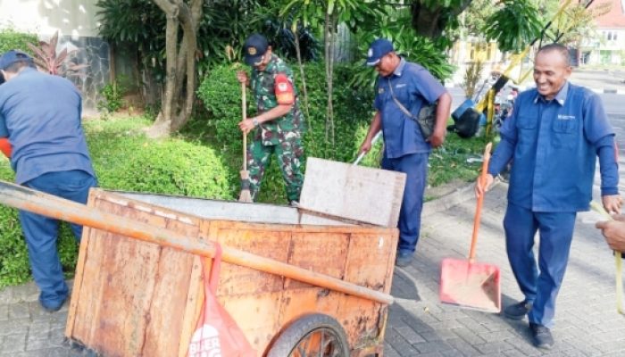Babinsa Koramil 2303/Pulomerak Gelar Karya Bakti Serentak Bersihkan Drainase di Kecamatan Pulomerak