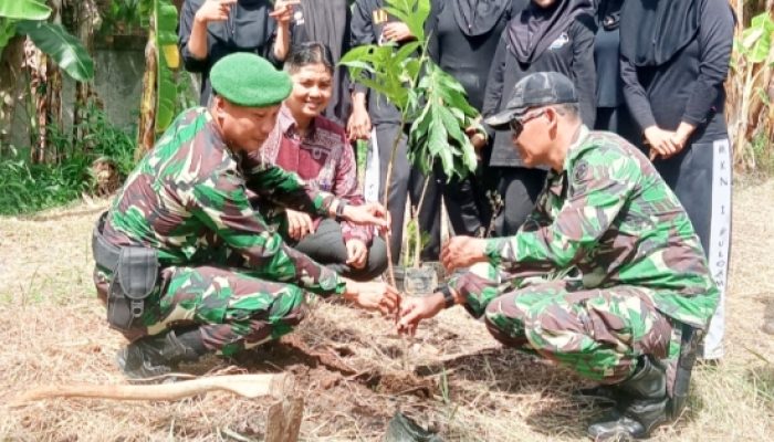 Kodim 0623/Cilegon dan SMKN 1 Puloampel Gelar Aksi Peduli Alam melalui Penanaman Pohon
