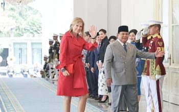 Ratu Máxima Terkesima oleh Tari Indang Saat Tiba di Istana Merdeka