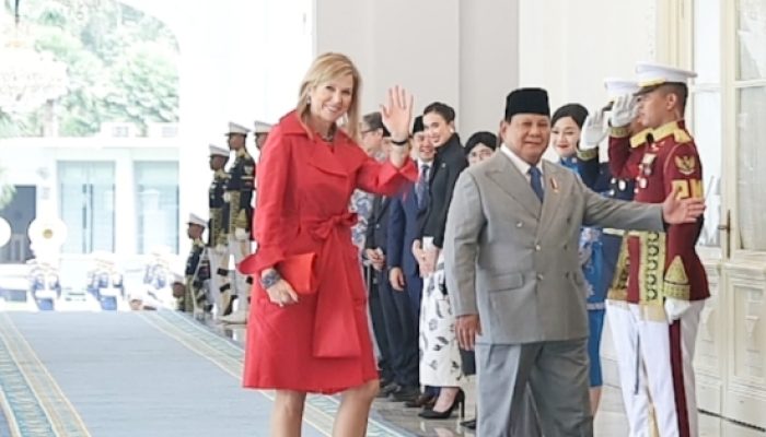 Ratu Máxima Terkesima oleh Tari Indang Saat Tiba di Istana Merdeka