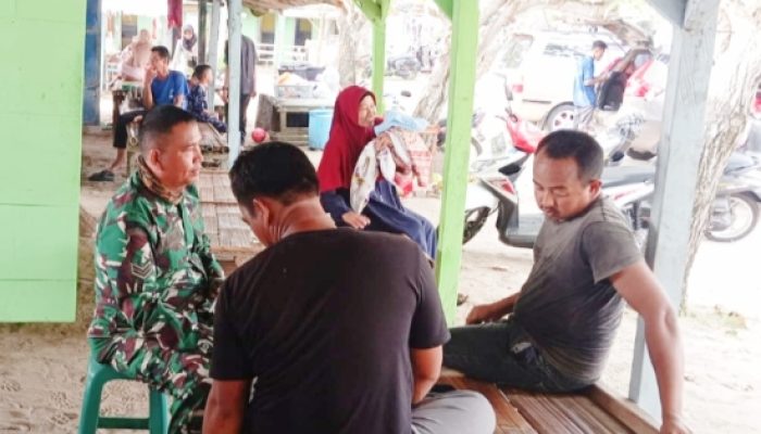 Koramil 2305/Cinangka Gencarkan Komsos Jelang Musim Hujan, Babinsa Ajak Warga Perkuat Kebersihan Lingkungan