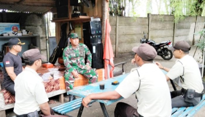 Babinsa Koramil 2303/Pulomerak Perkuat Sinergi Keamanan Lingkungan Bersama Security PT KSP