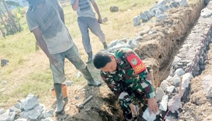 Babinsa Koramil 2303/Pulomerak Gelar Karbak, Bersama Warga Bersihkan Sungai dan Bantu Pembangunan Drainase