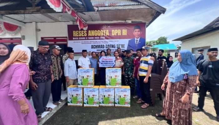 Achmad Daeng Se’re Serap Aspirasi Warga di Kelurahan Mata Allo Sekaligus Salurkan Bantuan Kursi dan Pompa Racun
