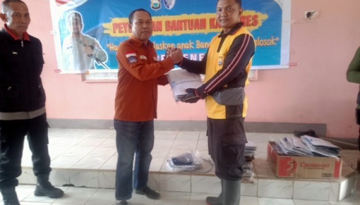 Polres Jeneponto Kunjungi SMPN 4 Rumbia, Berikan Bantuan Seragam untuk 96 Siswa