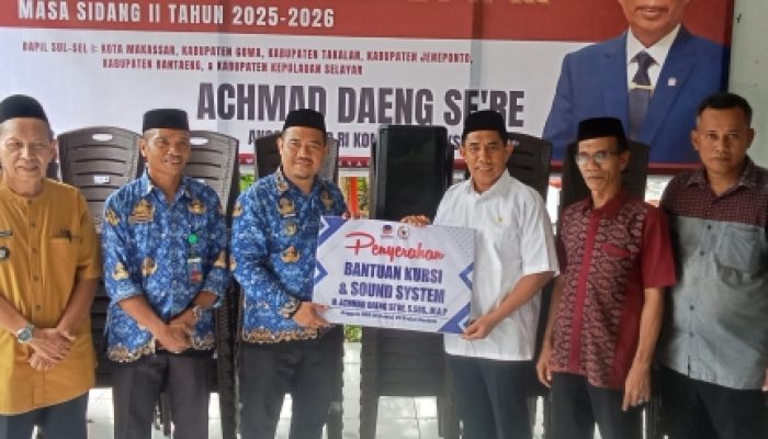 Achmad Daeng Se’re Serahkan Bantuan Kursi dan Sound System untuk Masyarakat Kecamatan Sanrobone