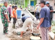 Babinsa Koramil 2306/Mancak Gotong Royong Bangun Infrastruktur Desa di Dua Lokasi