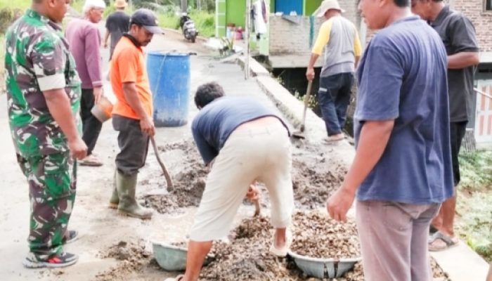 Babinsa Koramil 2306/Mancak Gotong Royong Bangun Infrastruktur Desa di Dua Lokasi