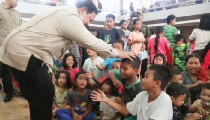 Prabowo Sambangi Pengungsi di Tapanuli, Pastikan Pemulihan Listrik dan Distribusi Bantuan