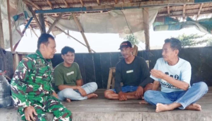 Babinsa Koramil 2305/Cinangka Gelar Komsos Bahas Keamanan dan Kebersihan Lingkungan
