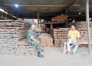 Koramil 2306/Mancak Aktif Gelar Komsos, Babinsa Dorong Gotong Royong dan Kebersihan Lingkungan