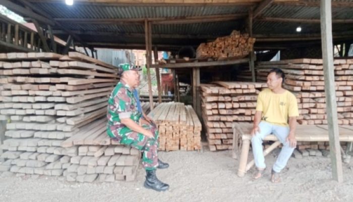 Koramil 2306/Mancak Aktif Gelar Komsos, Babinsa Dorong Gotong Royong dan Kebersihan Lingkungan