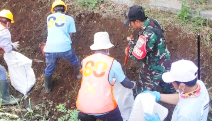 Babinsa Koramil 2302/Bojonegara Laksanakan Karbak, dari Bersihkan Sungai hingga Bangun Pondasi Rumah Warga