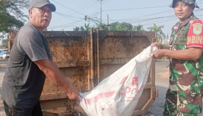 Koramil 2303/Pulomerak Gelar Dua Karbak Serentak : Bersihkan Drainase dan Bangun Fasilitas Bermain Anak