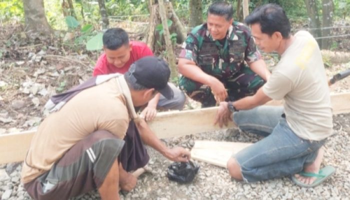 Babinsa Koramil 2306/Mancak Gelar Kegiatan Karbak, Wujud Kepedulian TNI pada Infrastruktur dan Kebersihan Desa