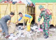 Babinsa Koramil 2303/Pulomerak Gelar Aksi Karbak, Fokus pada Kebersihan Lingkungan dan Drainase