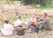Babinsa Koramil 2304/Anyar Perkuat Kamseltibmas dan Kesadaran Lingkungan Lewat Komsos Bersama Warga