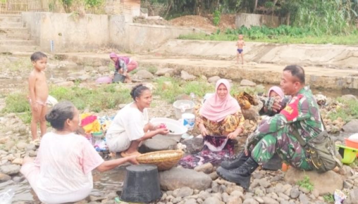 Babinsa Koramil 2304/Anyar Perkuat Kamseltibmas dan Kesadaran Lingkungan Lewat Komsos Bersama Warga