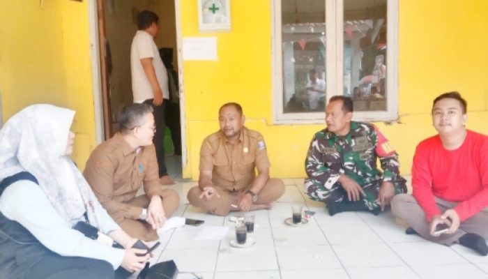 Babinsa Koramil 2305/Cinangka Gelar Komsos, Bahas Kebersihan dan Keamanan Lingkungan