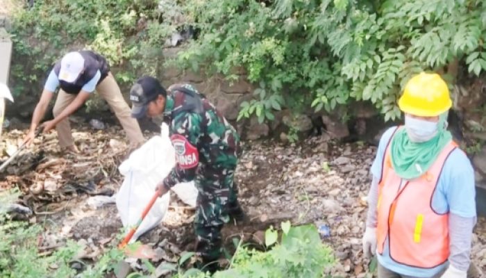 Koramil 2302/Bojonegara Perkuat Kepedulian Lingkungan Lewat Karbak Paving Block dan Pembangunan Pondasi