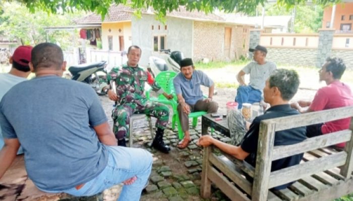 Babinsa Koramil 2304/Anyar Gelar KOMSOS Bahas Kamtibmas dan Kebersihan Lingkungan di Dua Desa
