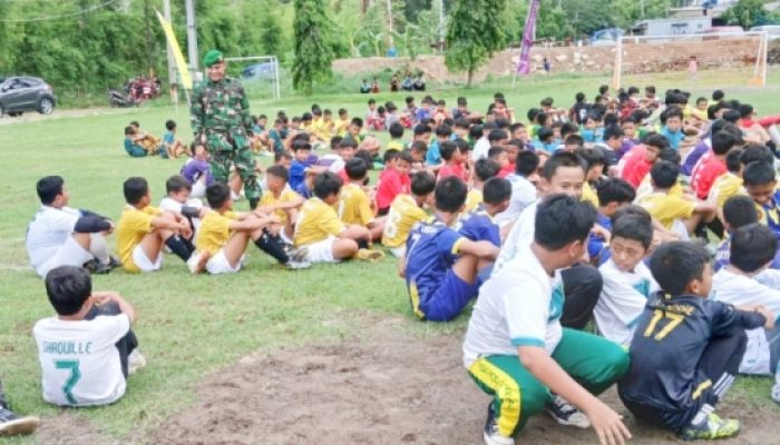 Babinsa Koramil 2303/Pulomerak Perkuat Ketertiban Wilayah Lewat Pembinaan Turnamen Sepak Bola dan Pendataan Warga