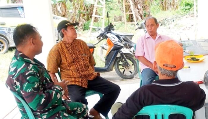 Babinsa Koramil 2302/Bojonegara Perkuat Keamanan dan Gotong Royong Lewat Komsos Bersama Warga