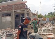 Babinsa Koramil 2305/Cinangka Gotong Royong Bangun dan Benahi Rumah Warga