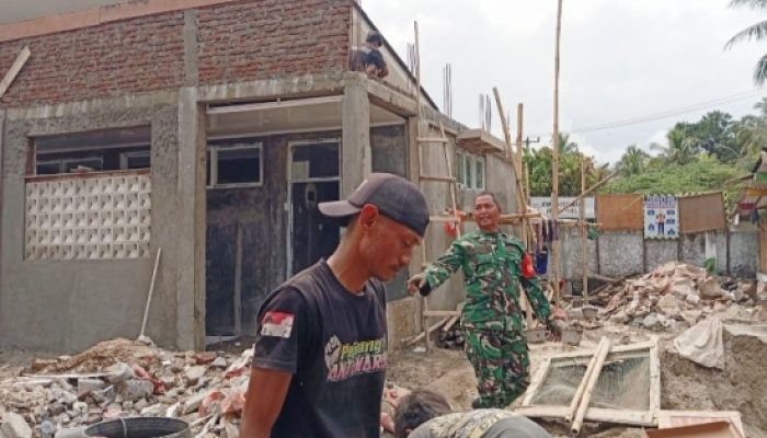 Babinsa Koramil 2305/Cinangka Gotong Royong Bangun dan Benahi Rumah Warga