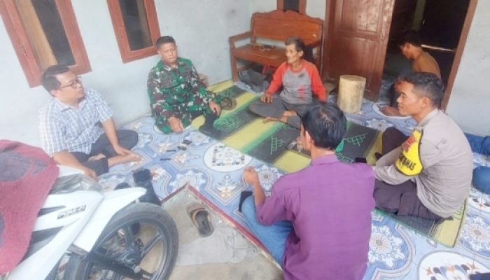 Koramil 2306/Mancak Perkuat Kebersamaan Warga Lewat Komsos Gotong Royong dan Siskamling