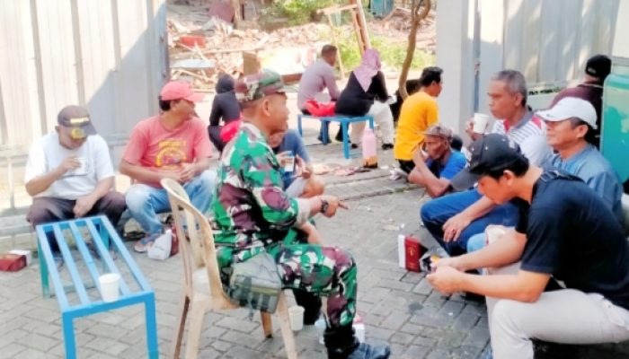 Babinsa Koramil 2303/Pulomerak Perkuat Keamanan Sekolah dan Pemberdayaan Warga Lewat Komsos