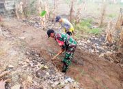 Babinsa Koramil 2303/Pulomerak Bersama Warga Gencarkan Karya Bakti Lingkungan