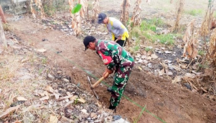 Babinsa Koramil 2303/Pulomerak Bersama Warga Gencarkan Karya Bakti Lingkungan