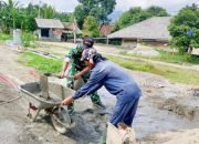 Babinsa Koramil 2306/Mancak Gelar Karya Bakti Bersama Warga, Perkuat Gotong Royong di Dua Desa