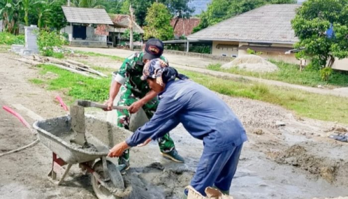 Babinsa Koramil 2306/Mancak Gelar Karya Bakti Bersama Warga, Perkuat Gotong Royong di Dua Desa
