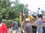Babinsa Koramil 2304/Anyar Gotong Royong Bersama Warga, Bersihkan Jalan Protokol hingga Bangun Rumah di Anyar