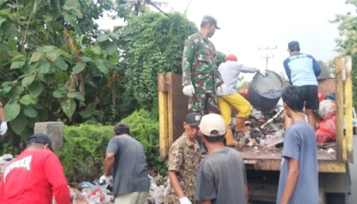 Babinsa Koramil 2304/Anyar Gotong Royong Bersama Warga, Bersihkan Jalan Protokol hingga Bangun Rumah di Anyar
