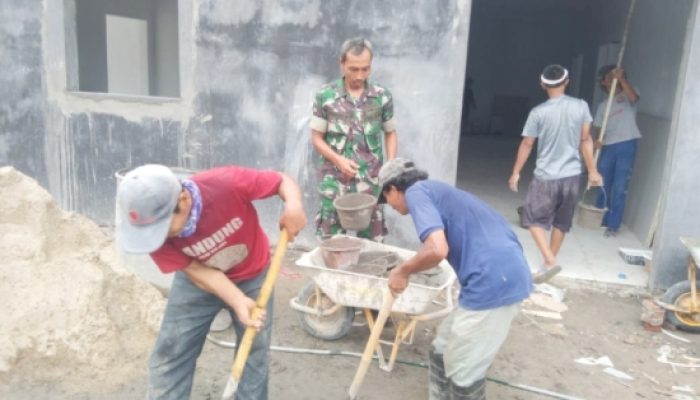 Babinsa Koramil 2307/Ciwandan Turun Langsung Gotong Royong Bangun Rumah Warga