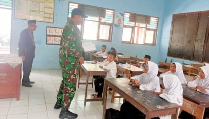 Koramil 2306/Mancak Perkuat Bintahwil : Edukasi Siswa SD hingga Bantu Panen Padi Warga