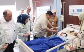 Prabowo Beri Semangat ke Pasien Korban Tabrakan Mobil SPPG : Lekas Sembuh, Rajin Belajar