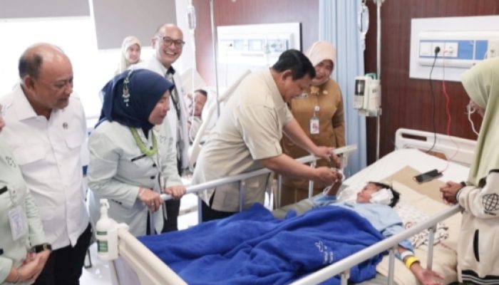 Prabowo Beri Semangat ke Pasien Korban Tabrakan Mobil SPPG : Lekas Sembuh, Rajin Belajar
