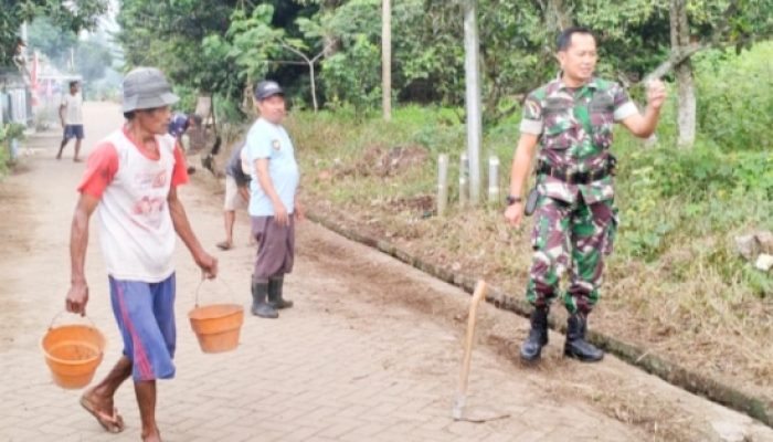 Koramil 2306/Mancak Gelar Karya Bakti, Wujudkan Lingkungan Bersih dan Dukung Pembangunan Musholla