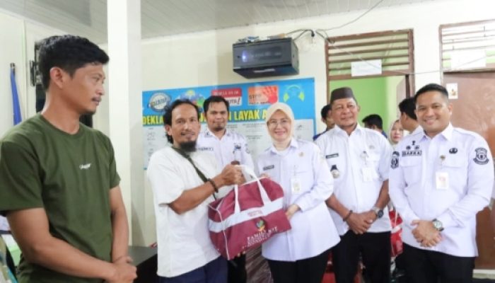 Bantuan Kemensos Sampai ke Warga Terdampak Banjir Rob di Kelurahan Pasir Putih