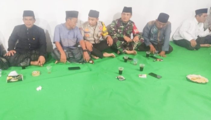 Babinsa Koramil 2304/Anyar Perkuat Komsos, Bahas Kebersihan Lingkungan dan Kamtibmas